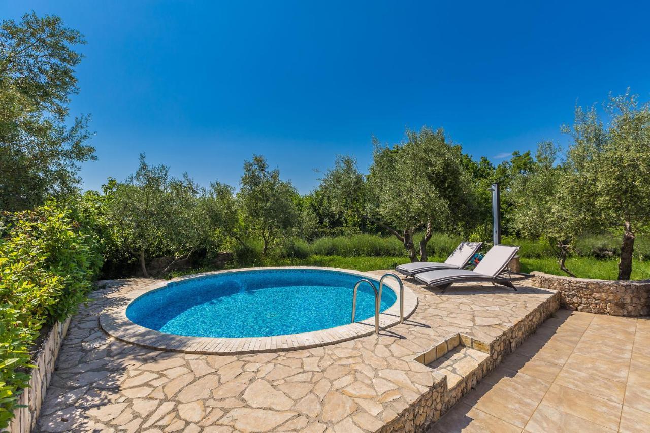Holiday Home Olive Garden Brzac エクステリア 写真