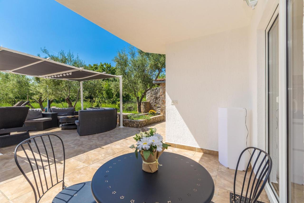 Holiday Home Olive Garden Brzac エクステリア 写真
