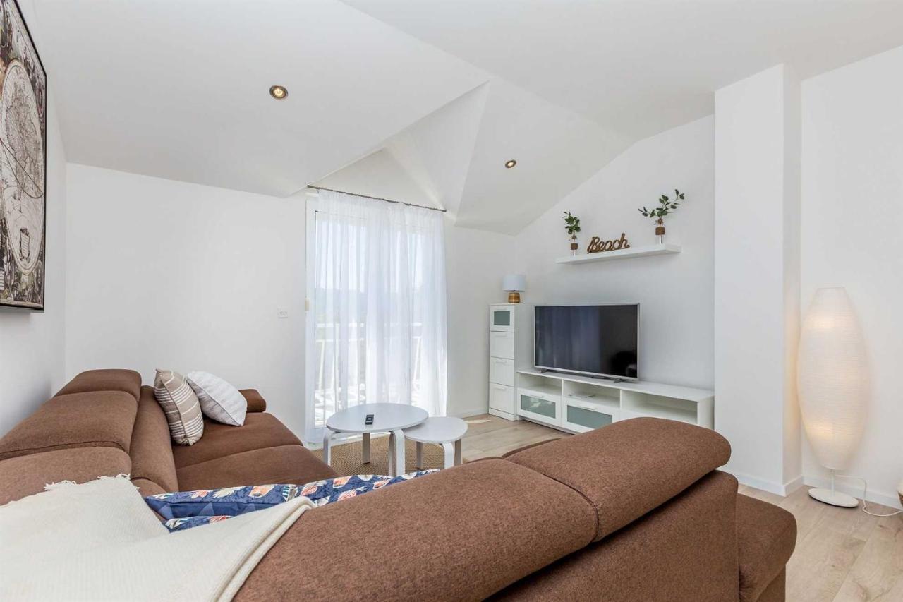 Holiday Home Olive Garden Brzac エクステリア 写真