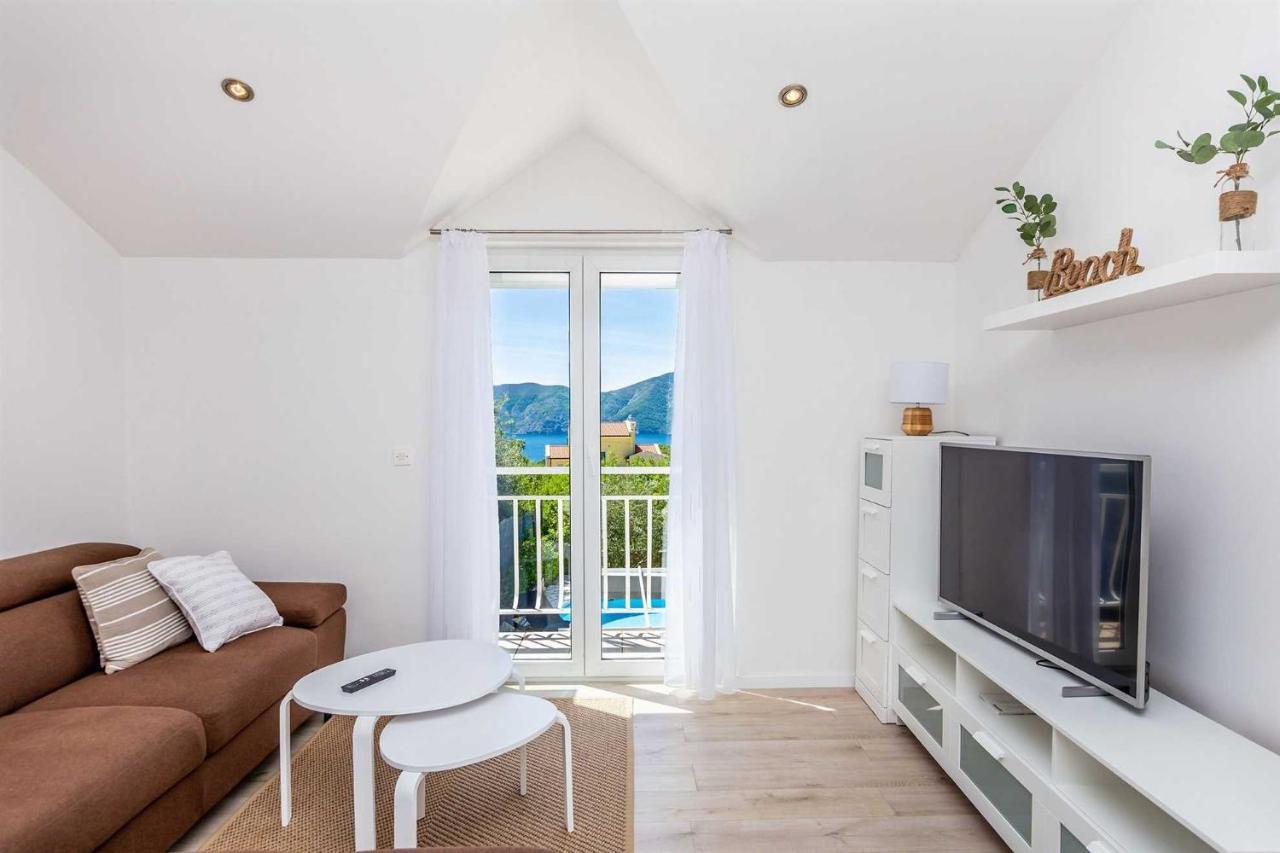 Holiday Home Olive Garden Brzac エクステリア 写真