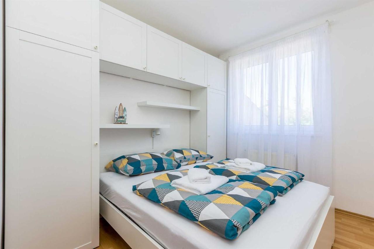Holiday Home Olive Garden Brzac エクステリア 写真