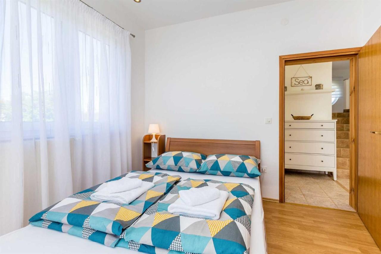 Holiday Home Olive Garden Brzac エクステリア 写真