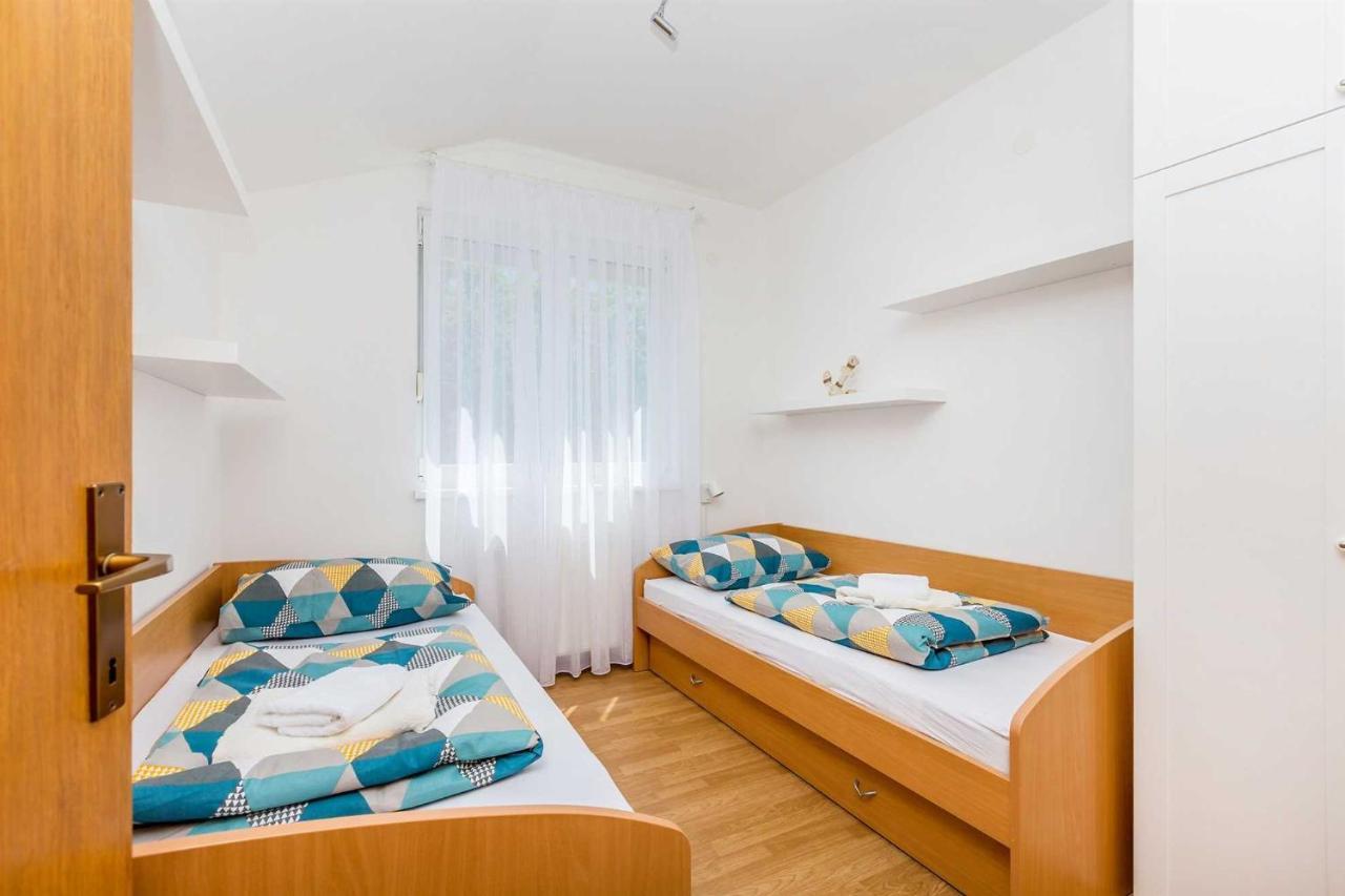 Holiday Home Olive Garden Brzac エクステリア 写真