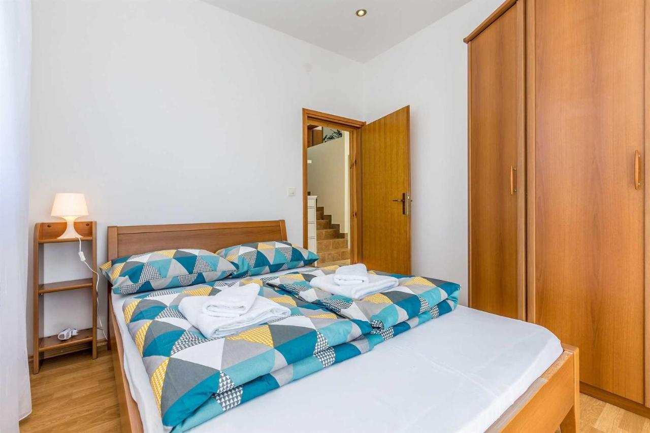 Holiday Home Olive Garden Brzac エクステリア 写真