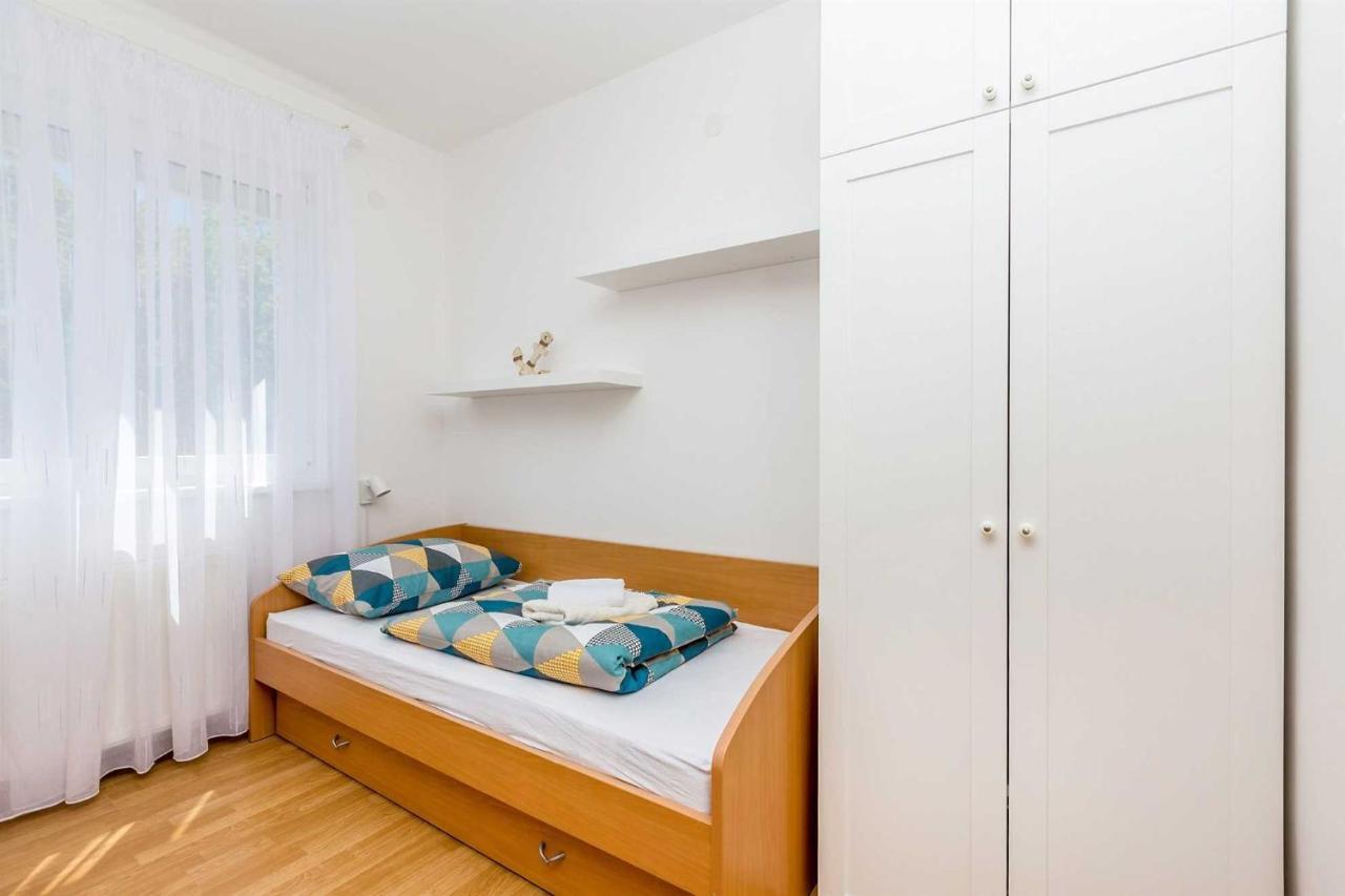 Holiday Home Olive Garden Brzac エクステリア 写真