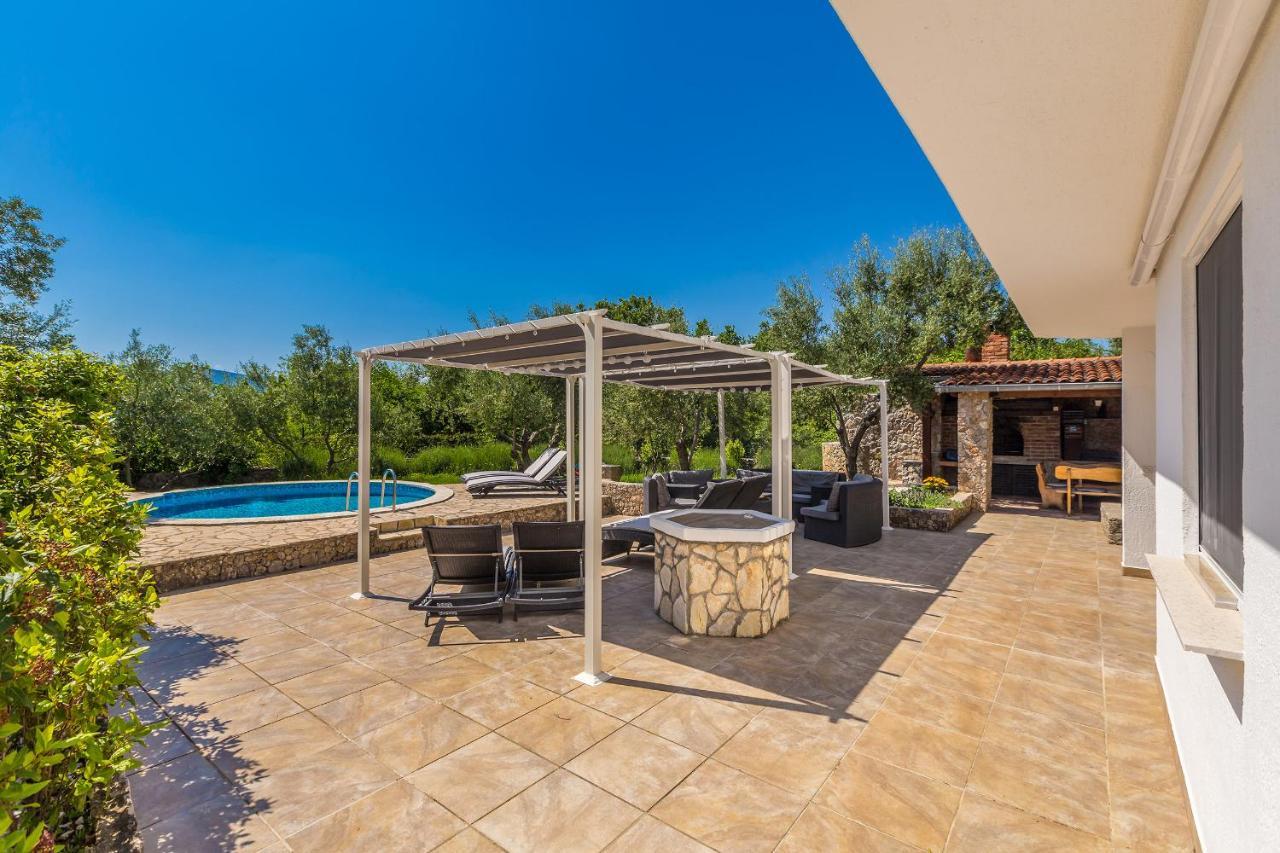 Holiday Home Olive Garden Brzac エクステリア 写真